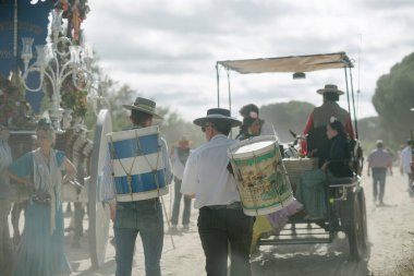 Geleneksel Endülüs bateristleri Camino del Rocio yapıyorlar..