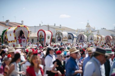 Rocio köyünde bir sürü insan ve geleneksel yük arabaları.