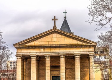 Çan kulesinin önünde Saint Pothin Kilisesi Lyon Fransa