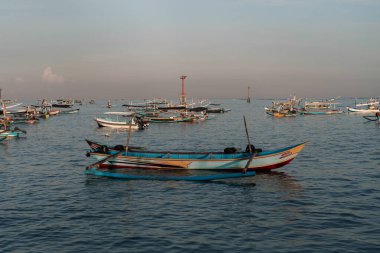 Şafakta balıkçı tekneleri Bali.