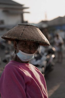 Bir kadın pazarda balık satıyor Jimbaran Bali.