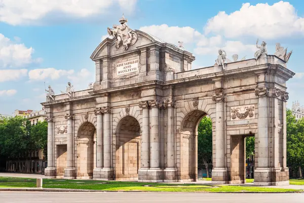 Madrid 'deki Alcala Kapısı (Puerta de Alcala)