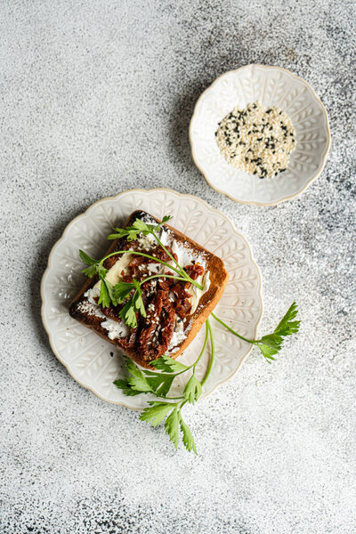 Здоровый тост с сыром фета и копченым помидором