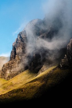 Skye Adası 'nın sisli dağları