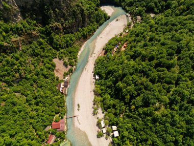 Arnavutluk 'un kuzeyinde Şala Nehri' nin Havadan Görünümü