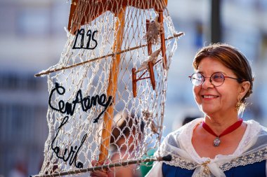 Corpus Christi töreninde standart taşıyan bir kadın.