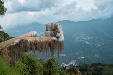 Hobbitenango 'da eller, hobbit tarzı evleri olan turistik bir yer.