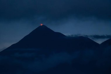 Antigua Guatemala 'dan bir yanardağ.
