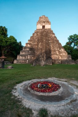 Guatemala Piramidi 'ndeki Tikal harabeleri gün batımı ışıklarıyla