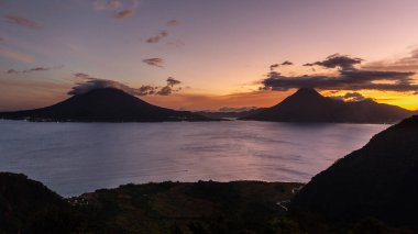 Dağları ve volkanlarıyla Atitlan Gölü