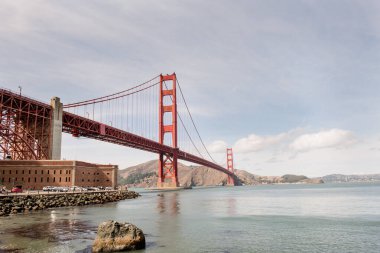 Bulutlu bir günde Altın Kapı Gelini 'nin geniş açısı