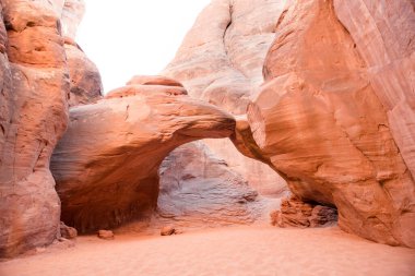 Utah 'taki kırık kemerin geniş görüşü koyu kırmızı kil.