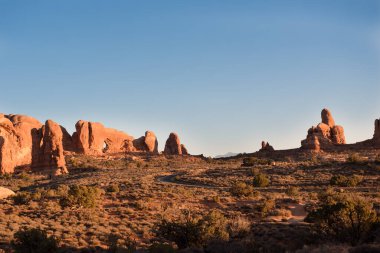 Kemerlerde gün batımı. Utah, gölgeler içinde.