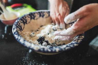 Ev yapımı yaban mersinli çörek, birden fazla adım.