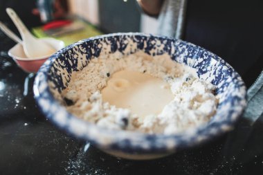 Ev yapımı yaban mersinli çörek, birden fazla adım.