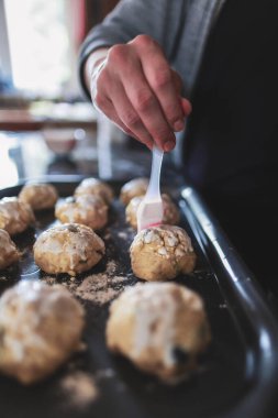 Ev yapımı yaban mersinli çörek, birden fazla adım.