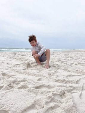 Rosemary Sahili, Florida 'da oynayan çocuk, bulutlu gökyüzü.