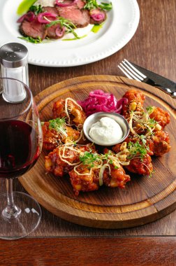 Izgara tavuk kanadı ve barbekü sosu.