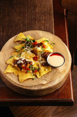 Peynirli ve soslu cips. bira aperatifi