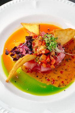 Soslu ton balıklı tartar ve tabakta nacho.