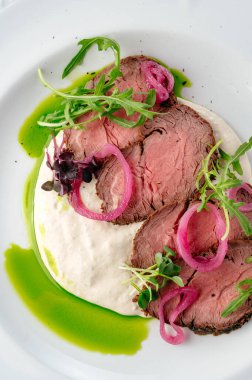 Tabakta soslu ızgara sığır filetosu.