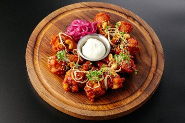 Izgara tavuk kanadı ve barbekü sosu.