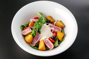 Taze ızgara ton balıklı salata