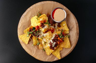 Peynirli ve soslu cips. bira aperatifi