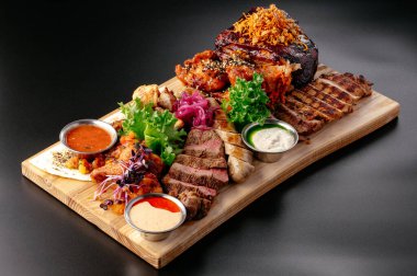 Tahtada bira atıştırmalıkları.