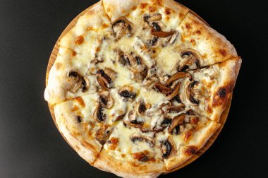 Peynirli ve mantarlı İtalyan pizzası.