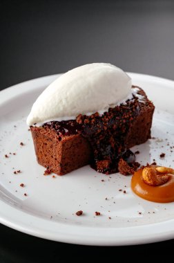 Çikolatalı tatlı ve vanilyalı dondurma.