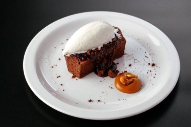 Çikolatalı tatlı ve vanilyalı dondurma.