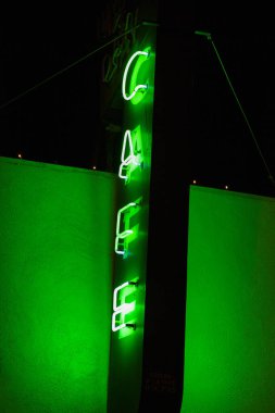 Turist kasabasında yeşil kafe tabelası