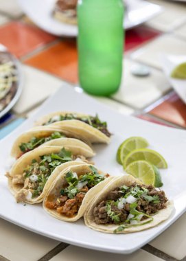 Renkli döşeme masasında farklı çeşit taco tabağı.