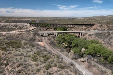 Demiryolu raylarının hava manzarası, çöl manzarasındaki köprü üstgeçitleri.