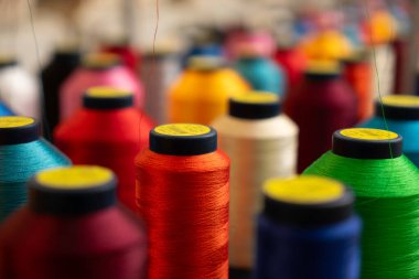 Satırlarda renkli iplik maketleri