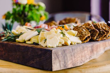 Kraker ve taze bitkilerle nefis bir peynir tabağı.