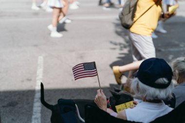 4 Temmuz 'da Amerikan bayrağı sallayan kadın