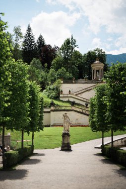 Linderhof Sarayı 'nın Manikürlü Bahçeleri' ne giden yollar.