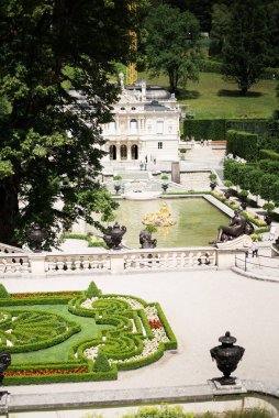 Bahçeden Linderhof Sarayı 'nın muhteşem manzarası