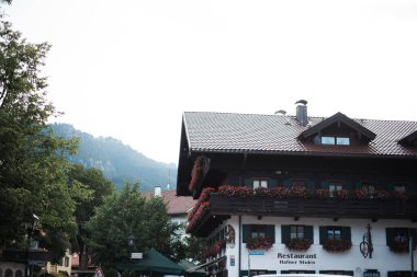 Açık Oturaklı ve Çiçek Kutulu Büyüleyici Kafe 