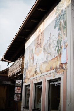 Oberammergau binalarının duvarlarını süsleyen renkli duvar resimleri