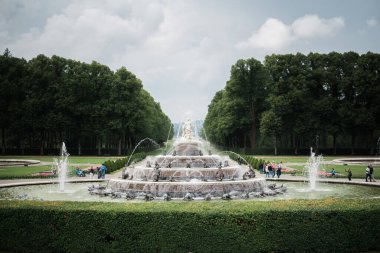 Herrenchiemsee 'nin Süslü Çeşmeleri: Zarafetin Gösterimi