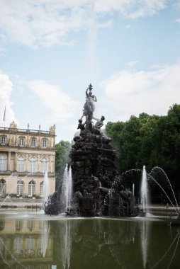 Herrenchiemsee 'nin Süslü Çeşmeleri: Zarafetin Gösterimi