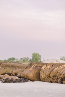 Gün batımında Wingaersheek Sahili 'ndeki kumlu sahilde hava durumu.