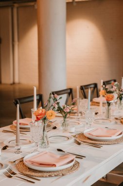 Şeftalili, bahar dekorasyonlu zarif bir düğün masası.