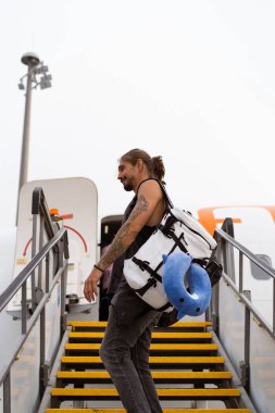 Havaalanından uçağa binen bir yolcu..