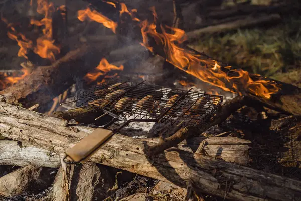 Izgarada ateşte pişen şenlik ateşinde yemek..