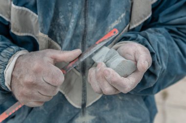 Adamın elleri La Paz Bolivya 'da taş oyuyor.
