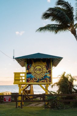 Maui Plajı 'ndaki Sunset' te canlı cankurtaran kulesi.